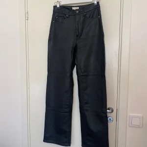 Skinnbyxor - Skinnbyxor från H&M i storlek 38