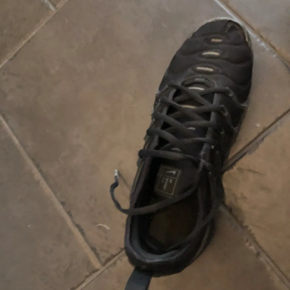 Nike vapormax skor i storlek 41. Skorna är använda med i ganska bra skit. Det finns två slitage det är två hål vid tårna.. Skor.