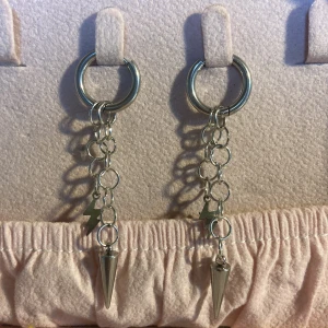 Örhängen  - Handgjorda rostfria örhängen 💓😍! Styck : 40kr , båda : 95kr