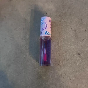 Läppolja/blush - Oanvänd läppolja/läppglans från Revolution som är köpt på Normal! 70kr  En blush i krämform från Revolution köpt på Normal som är testad! 60kr  Båda tillsammans: 100kr