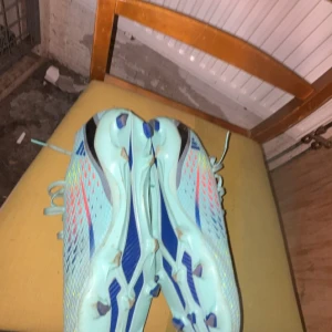 Fotbolls skor utomhus   - Nästan helt nya använda 1 vecka 