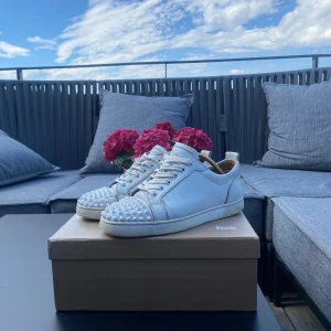 Loubitin skor - Säljer nu dessa feta loubsen i färgen vit😀 Använda en del men fortfarande mycket kvar att ge, box och skopåsar ingår. Storlek 41 men sitter större. Blev ett hål i sulan för ett tag sedan men det är lagat hos skomakare.   Självklart äkta😀