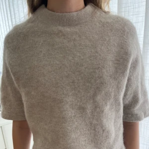 Stickad tröja - Säljer populär &other stories tröja då jag har två💞 storlek S men passar bäst som XS. Mycket bra skick och inte använd ofta