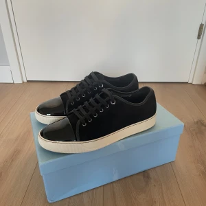 Lanvin Cap Toe - Säljer nu ett par Lanvins som endast är testade! Skick 10/10! UK 8! Bara skorna medkommer vid köp! Hör gärna av dig om du har frågor!