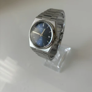 Tissot PRX - • Modell: Tissot PRX Quartz • Storlek: 40mm • Referens: T1374101104100 • År: 2022 • Skick: Mycket Bra • Medföljer: Fullset + Kvitto