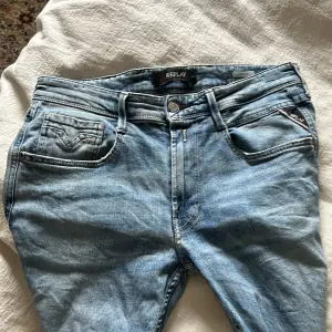Sköna jeans som passar perfekt till sommarn. Med en ljus färg o bra slitningar. Skick 8/10 W32 L32 Skriv vid frågor och priset går att justera lite.