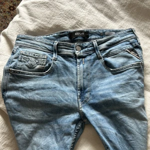 Replay anbass  - Sköna jeans som passar perfekt till sommarn. Med en ljus färg o bra slitningar. Skick 8/10 W32 L32 Skriv vid frågor och priset går att justera lite.