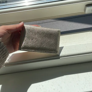 Guld plånbok - Säljer denna enkla plånboken i guld få den inte används❤️