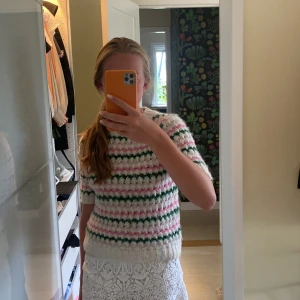 Söt tröja  - En söt tröja i storlek S. Använd Max 2 gånger så typ helt ny