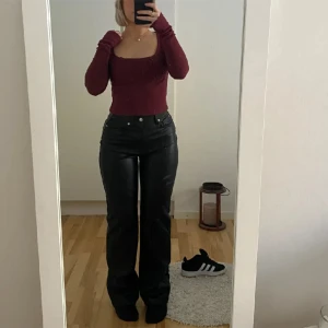 Vinröd topp - Vinröd ribbad topp från H&M. Storlek xs. 