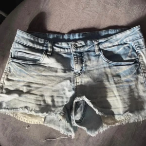 Jeansshorts  - Jeans shorts i nyskick från VILA. Sitter som en storlek 36 eller liten 38. Säljer då de tyvärr är för stora på mig. Pris kan diskuteras!