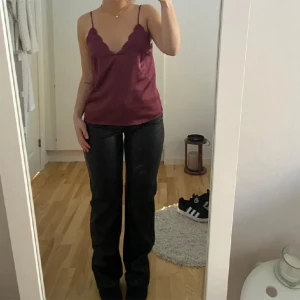 Satin linne - Satinlinne från BikBok. Storlek Xs.