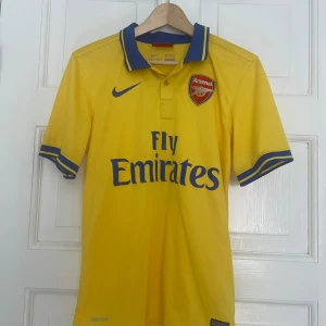 Arsenal tröja  - En arsenal tröja i bra skick med harryson på bakisidan(inte riktig spelare). Kom gärna med frågor!