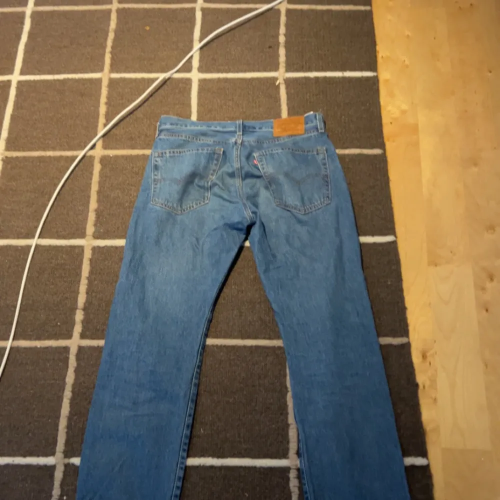 Hej, säljer ett par jätte fina Levis jeans i storlek w32 L32. Ändast använda 4 gånger mycket fint skick. Säljer då dom bara ligger i min låda. Hör av er vid fundering. Pris kan diskuteras. Köpt för 1600kr. Jeans & Byxor.