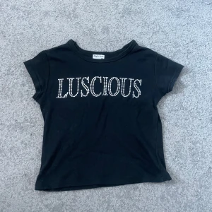 t-shirt  - en skit snygg tajt med stretchig t-shirt! Sitter super bra och går att klä upp super snyggt!! ÄLSKAR DEN!! skriv för fler bilder💞