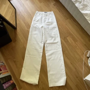 Vita och beiga kostymbyxor  - Säljer två par kostymbyxor 100kr/byxa lång modell med smal midja, ett par vita och ett par beiga