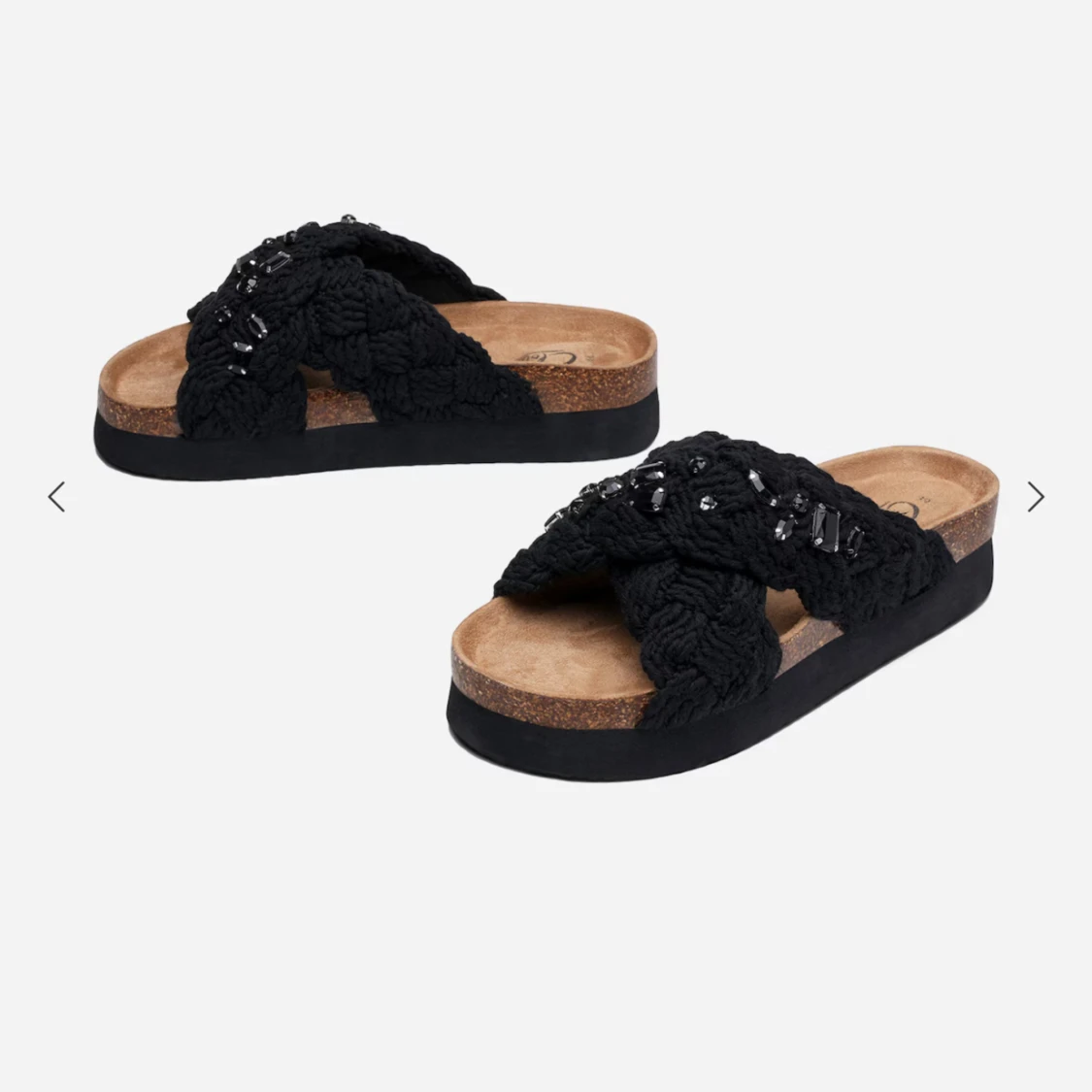 Säljer dessa slutsålda tofflor i svart!