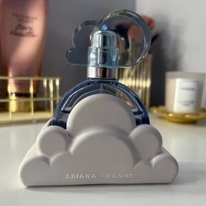 Arianagrande perfym  - Säljer en perfym från ariana grande, tror den heter cloud o typ 75% e kvar, köparen står för frakt🚚 🩷