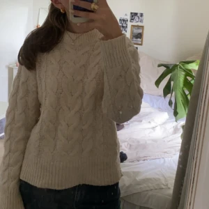 Stickad tröja Gina Tricot - Fint skick och väldigt gosig! Minns inte riktigt storleken och det står inte, men skulle gissa på ca xs/s. Fråga gärna om du undrar något💘💘