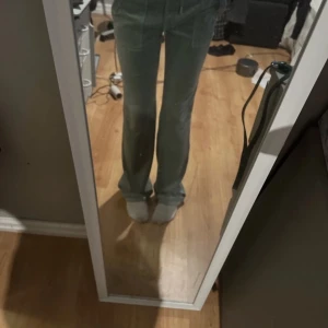 Juciy couture byxor chinois green - Juciy couture byxor i färgen chinios green, storlek xs , det är väldigt bra skick, skrev för mer bilder💕