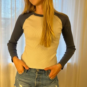 Cool Brandy tröja - Supercool tröja från Brandy Melville i grått och blått. Använd ett fåtal gånger så är i nyskick. Tröjan är i ONESIZE men passar XS-S. 