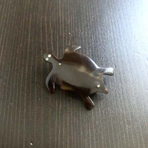 Brun brosch med sköldpadda, pin, djur, retro, vintage - Brosch i plast med en sköldpadda. Längd: 3,5 cm.