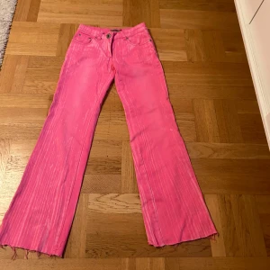 Rosa jeans  - Jättesnygga rosa utsvängda jeans 🤩🤩 med sån cool tvätt på jeansen!! Säljer då de tyvärr är försmå och lite för korta💗💗