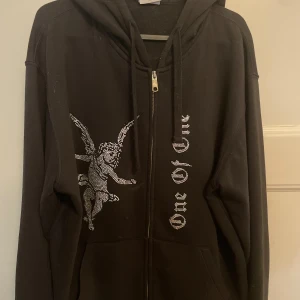 One of One hoddie - En svart nästan helt ny One of One hoddie men inga fläckar eller några konstigheter. Storlek L men kan funka som XL