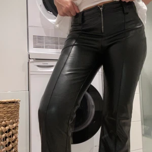 Skinn byxor - Så snygga och sköna skinn byxor som är slutsålda. Ett litet hål där man man kan ha ett skärp men inget som syns eftersom flärpen täcker !
