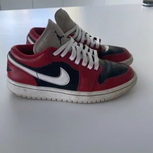 Nike jordan 1 low  - Ganska bra skick bara lite slitna.  Nypris: 2000 kr Pris kan diskuteras 