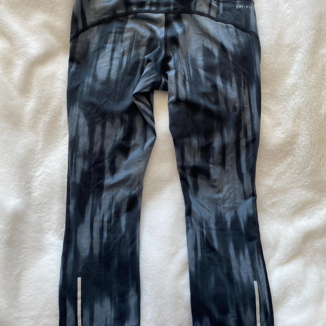 Svarta och grå kortare träningstights från Nike i strl S - 90