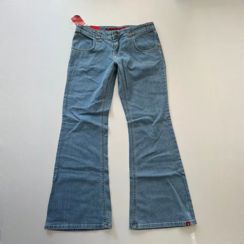 Vintage lågmidjade bootcut jeans med lapp kvar från Redstar. Midjemått: 78 cm, 39 cm rakt över. Innerbenslängd: 77 cm. Min vän på bilderna är 167 cm 💓. Farkut & Housut.