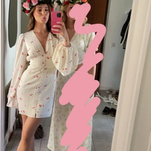 Florence Dress Adoore - Superfin klänning från adoore använd vid 2 tillfällen, inga defekter. Säljer pga kommer inte komma till användning mer🌸 storlek 34 men passar 32 med! Köpt för 1495kr