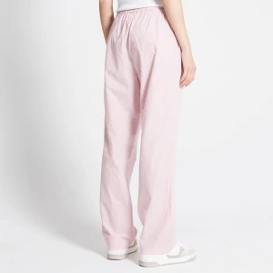 Pyjamasbyxor  - Säljer dessa rosa randiga pyjamasbyxor från lager 157💕 aldrig använda!