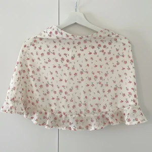 Blommig minikjol - Blommig minikjol från Shien. Aldrig använd🌸