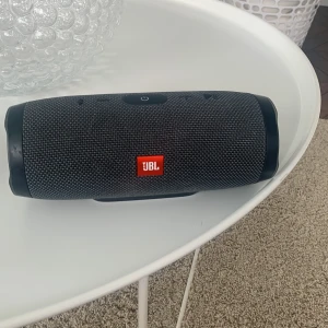 Jbl charge essential 1 - Tja! Säljer nu min jbl högtalare pga att jag vill köpa nån stolek större. Den är i ok skick och den enda reporna är dom på bilden