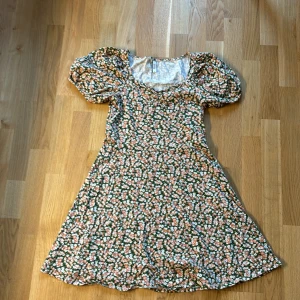 Blommig klänning med hjärtformad byst - Jättefin blommig klänning med hjärtformad byst 🌸 Längd: strax ovanför knäna 