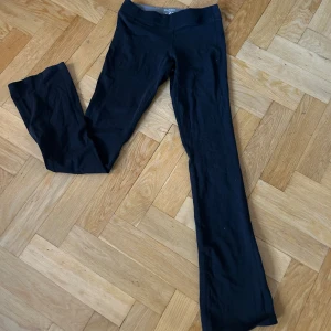 Svarta yoga pants - Väldigt sköna trendiga yoga pants som jag använt som mjukisbyxor. Lowaist. Säljer pga att de blivit lite för små för min smak. Bra skick, lite ludd på dem i bilden men det är inget som är fast. Kontakta vid intresse🤍