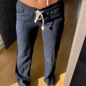 Linnebyxor - Jag säljer dessa linnebyxorna från Roxy  eftersom att de är lite för små på mig🌸 lånade bilder men kom privat för fler💓