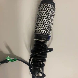 Björn Axén värmeborste 45mm - Björn Axén värmeborste, använd ca 5 ggr, nypris 549kr, säljer för 300. Den går att skicka men går även att mötas upp i Umeå!  Priset går självklart att pruta! 