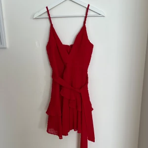 Röd mini dress S - Säljer denna fina röda sommar klänning köpt från Meshki i storlek S.  Köpt för flera år sedan, använd 2-3 ggr.