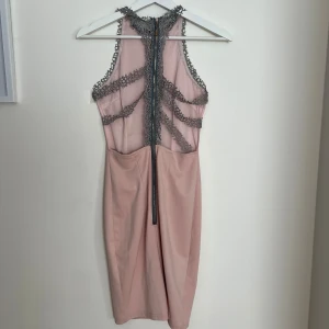 Rosa klänning EU38 - Köpt klänning från Leoni Paige i Australien.  Använd några gånger. Storlek EU 38.