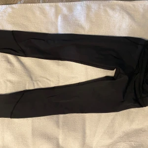 Träningstights 146-152 - Träning tights 146-152 Svarta Bra skick Katt o hund finns i hem