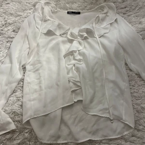 Zara blus - Jättefin vit blus från zara med volanger. Köptes förra hösten och använd enstaka gånger sedan dess💓