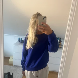 Sweatshirt blå - Fin kommer tyvärr inte till användning