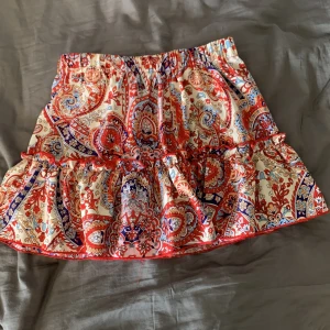 Kort kjol - En jätte fin ganska kort kjol som jag nu säljer! Använd 2 gånger förut, är i väldigt bra skick!💕💕