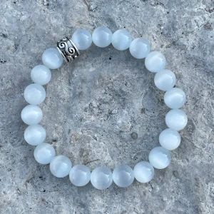 Armband WHITE CLOUD - Nytt. 10% vid köp av 3 eller fler, mixa färger som du vill! Onesize, men vill du ha ditt armband måttanpassat så skriv ett meddelande med ditt handledsmått! 