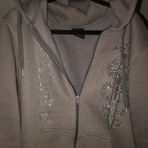 Zip hoddie  - Säljer denna stilrena zip hoddie. Det är en Zantiore zip hoddie köpt från Zantiore och inte mycket använd. Fint skick! Storlek  M men passar både S/M