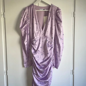 Oanvänd Adoore klänning  - Oanvänd lila Adoore klänning med lappen kvar. Storlek 34/XS 