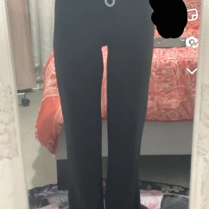 Svarta kostymbyxor  - Raka kostymbyxor från Nelly i storlek xs och passar längden 158